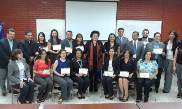 Docentes se forman en investigación