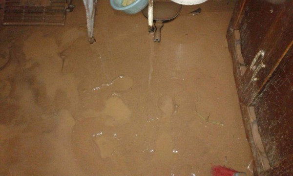 Casas inundadas y calles anegadas por fuertes lluvias en la capital de Honduras