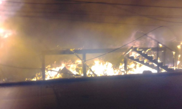 Incendio consume tres viviendas en Roatán