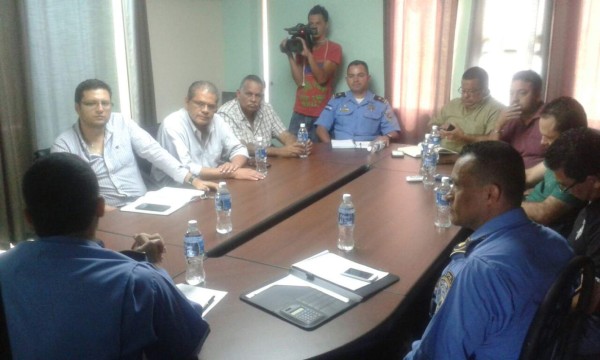 Exigirán uniformes a conductores de buses y taxis de la capital