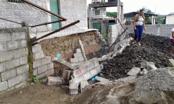 Rescatan a hombre soterrado tras caer muro en colonia Cataluña