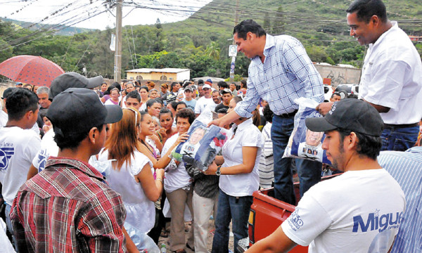 Miguel Pastor y Barahona donan abrigos a familias pobres