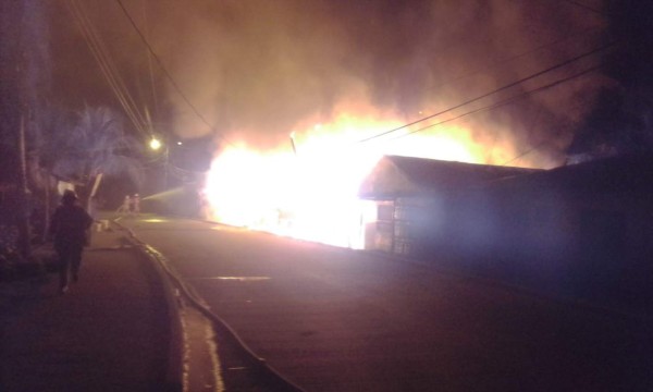 Incendio consume tres viviendas en Roatán