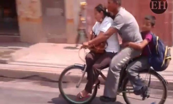 Padre de familia se ingenia para transportarse en bicicleta