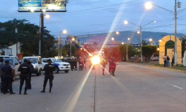 Estudiantes desalojan de forma pacífica la UNAH en Tegucigalpa