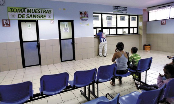 Paralizados exámenes de vital importancia