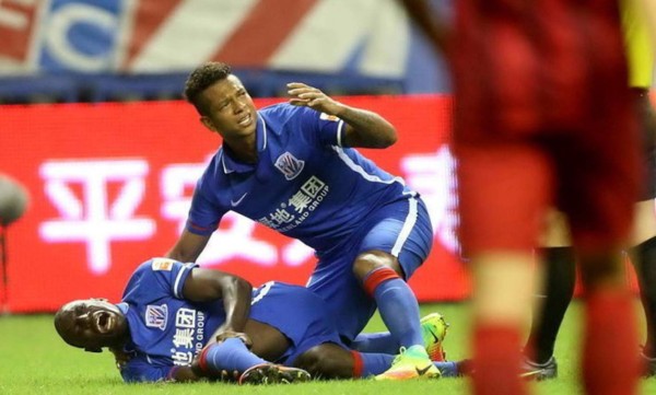 Video: La impactante lesión del exjugador del Chelsea inglés Demba Ba