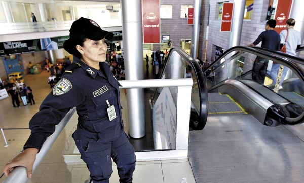 Ejecutivo no descarta revisar concesión de aeropuertos