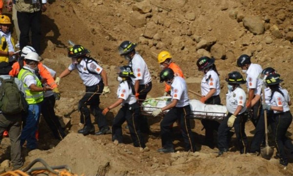 Al menos cuatro muertos y 15 heridos por alud en basurero de Guatemala