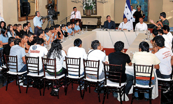 Gobierno aumenta 50% al bono estudiantil en Honduras