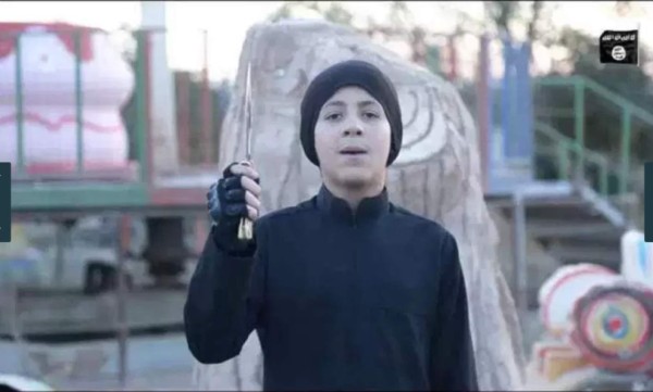 Estado Islámico divulga videos de niños asesinando a tres hombres