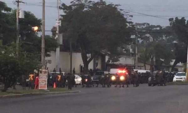 Al menos tres muertos en motín dentro de centro penal sampedrano