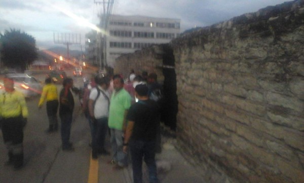 Se salvan de morir tras perder el control del vehículo en el bulevar Suyapa