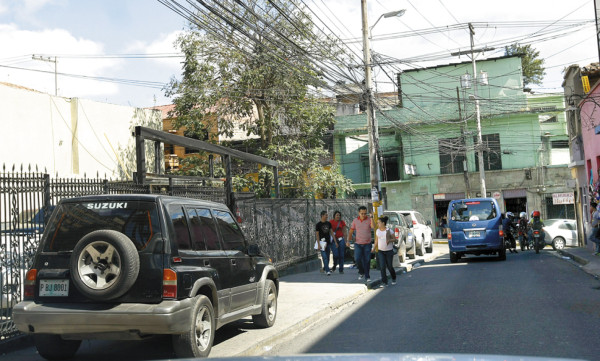 Conductores convierten centro histórico de la capital de Honduras en gigantesco parqueo