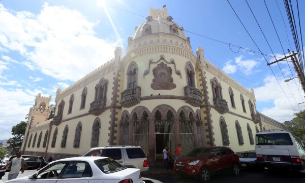 Las fachadas del centro histórico resaltan el antiguo arte escultórico