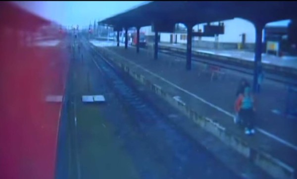 Hombre arroja a las vías de un tren a una mujer discapacitada