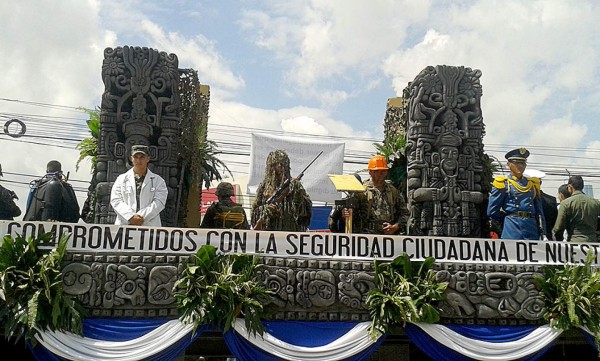 Con desfile de carrozas, gobierno de Honduras inaugura Mes Patrio