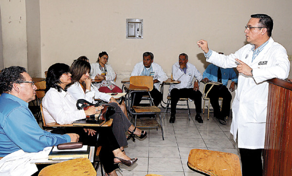 Médicos exigen incremento salarial en Honduras