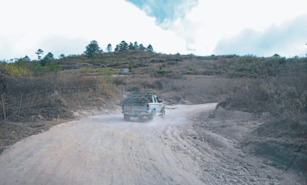 Destruida carretera hacia la montaña de Azacualpa