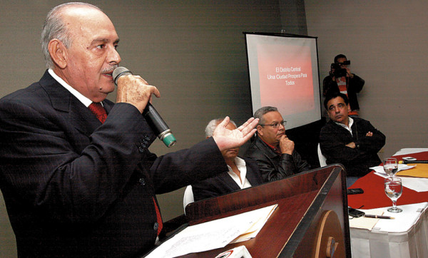 Terminaré con el problema del agua en Tegucigalpa: Cocoy Abudoj