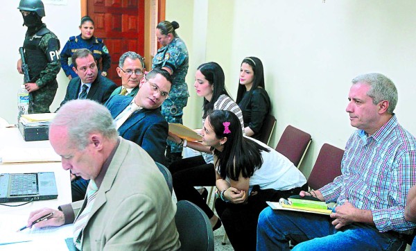 Hasta recompensa por asalto en su casa de EUA pagó Zelaya con dinero del IHSS