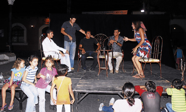 Jóvenes reviven las obras teatrales en el sur de Honduras