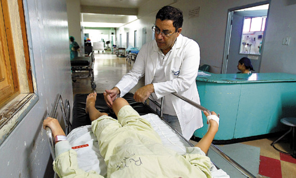 Menores con fracturas sufren la falta de máquina