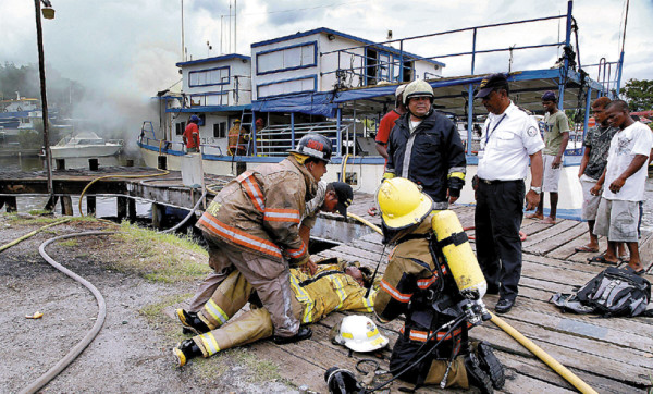 Incendio consume barco en muelle de La Ceiba