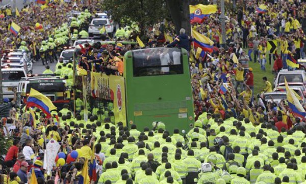 Colombia recibe como héroes a su selección de fútbol