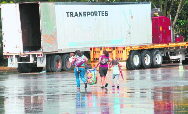 Niños abarrotan puntos fronterizos