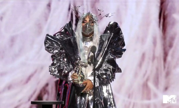 Mascarillas extravagantes, el accesorio estrella en los VMA´s (FOTOS)   