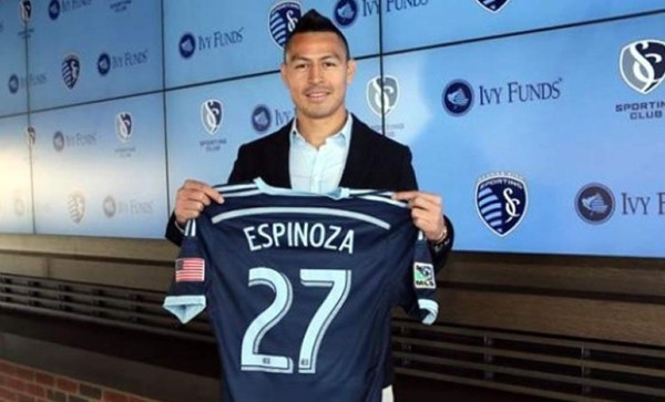 Roger Espinoza vuelve a casa