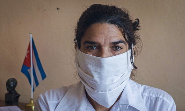 FOTOS: Liz, la doctora cubana que recorre casa por casa buscando infectados de Covid-19