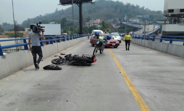 Fuerte choque entre taxi y motocicleta en nuevo puente aéreo de El Prado