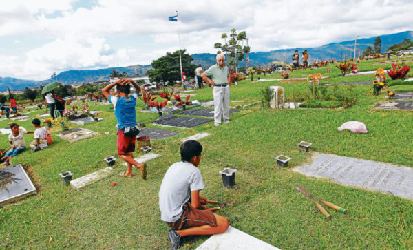 Capitalinos abarrotan cementerios en Día de Difuntos