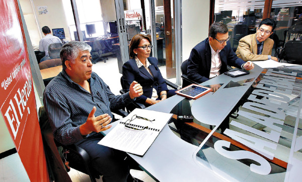 Candidatos difieren en planes en el área de salud