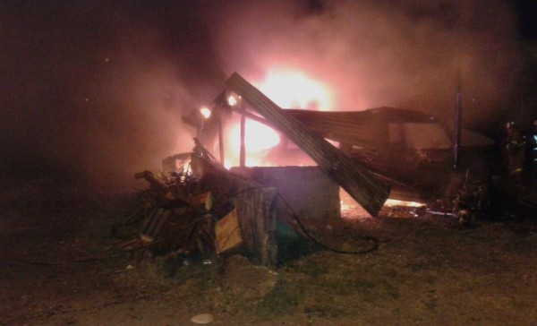 Incendio consume cuatro vehículos en parqueo de La Ceiba