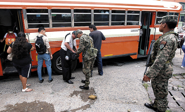 Unos 2,000 soldados están en los buses