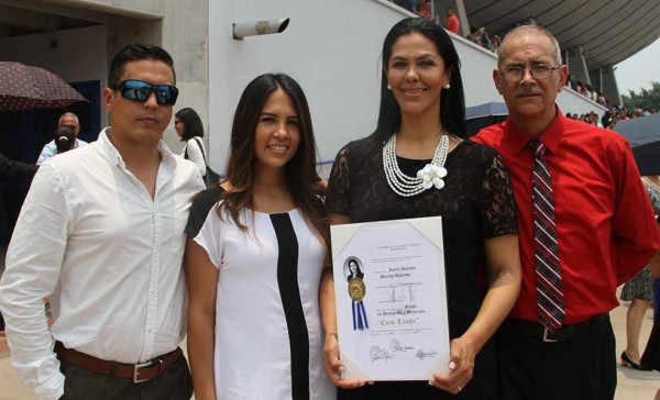 La periodista Indira Murillo acompañada de su familia. Foto: El Heraldo.