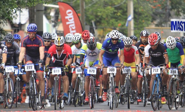 III Vuelta Ciclística hizo vibrar el pavimento