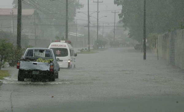 Honduras: Alerta roja por 48 horas para el departamento de Atlántida por fuertes lluvias