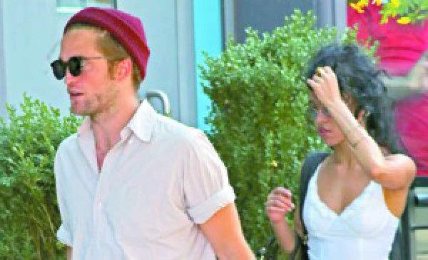 Acosan a la nueva novia de Robert Pattinson en Twitter