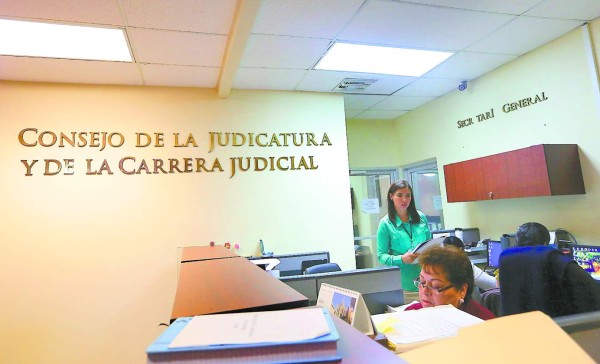 76 funcionarios judiciales separados