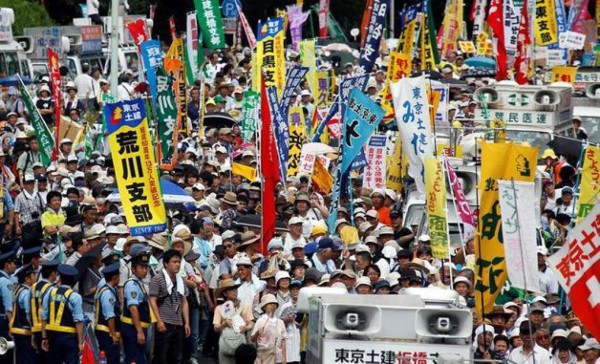 Miles marchan por la democracia en Hong Kong