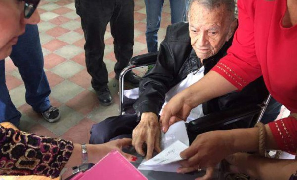 Grandes figuras de la política hondureña dan ejemplo de civismo