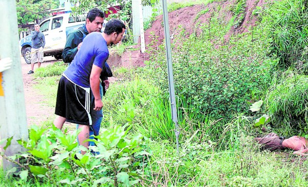 A disparos matan a joven en la capital