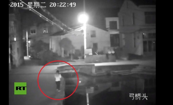 Mira por qué caminar distraída con el celular le costó la vida a esta mujer