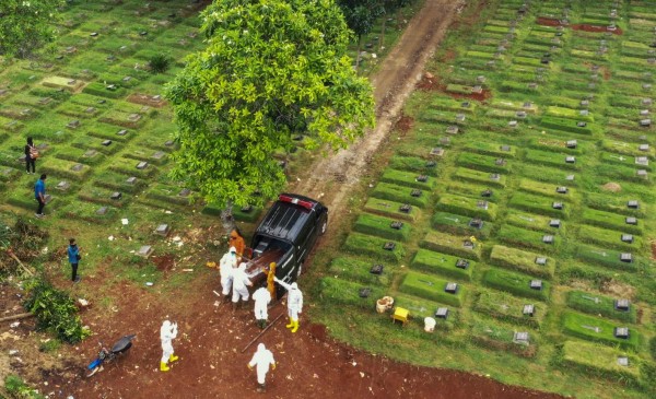 FOTOS: Cementerios saturados ante miles de muertos por coronavirus