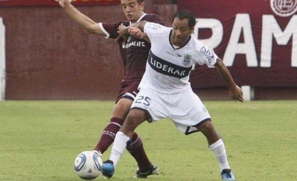 Jugó 20 años en el fútbol élite, su vida cambió y ahora trabaja como albañil