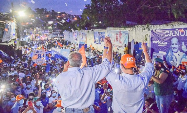 Los residentes de la colonia Las Mercedes, parte del cañón azul, llegaban a recibir a los candidatos del Partido Nacional, acompañados de banderas, pancartas y trompetillas, durante la campaña de las elecciones 2021. Foto: Cortesía PN.
